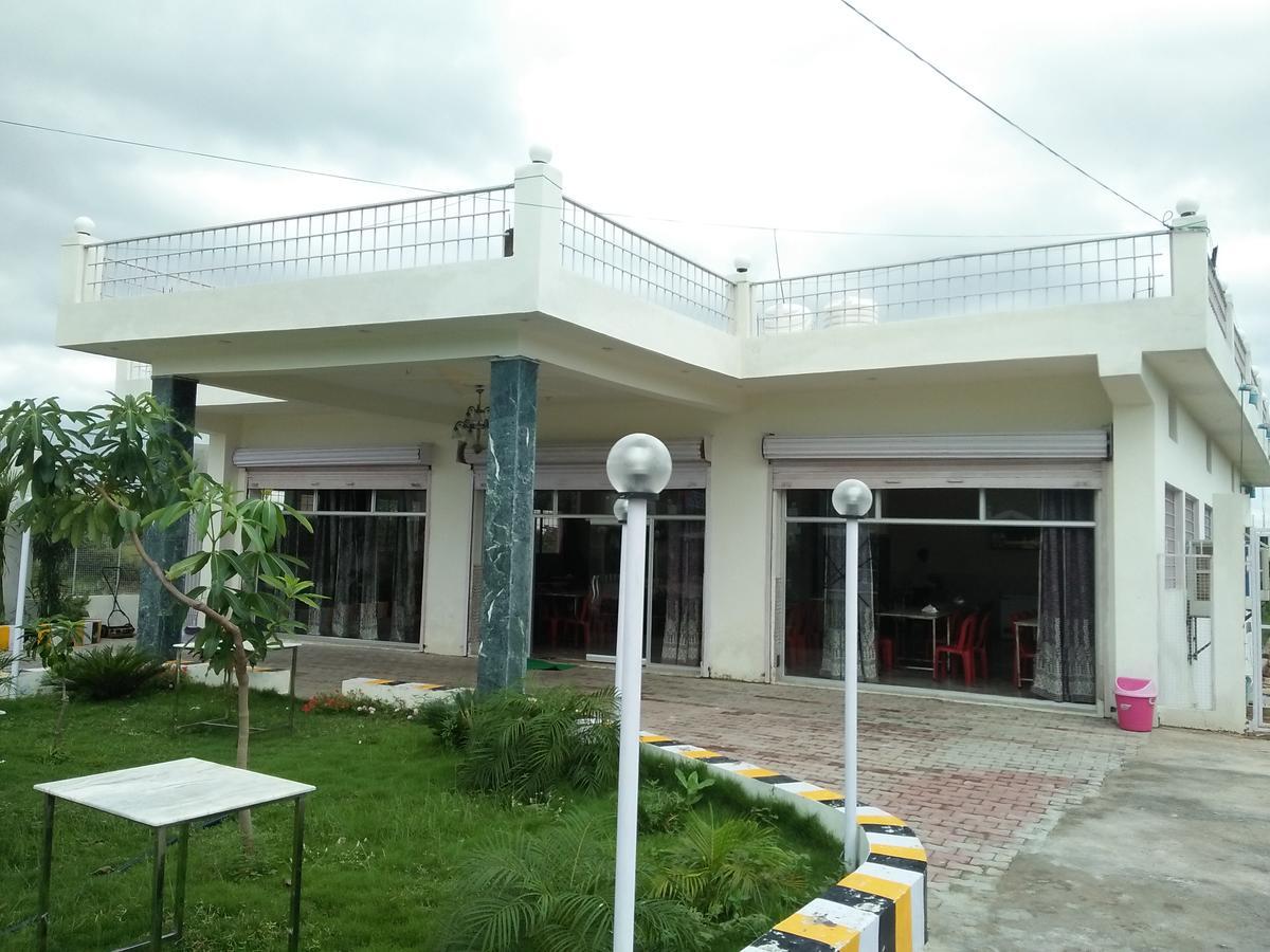 Hotel Poonam Mahal Khajurāho Extérieur photo